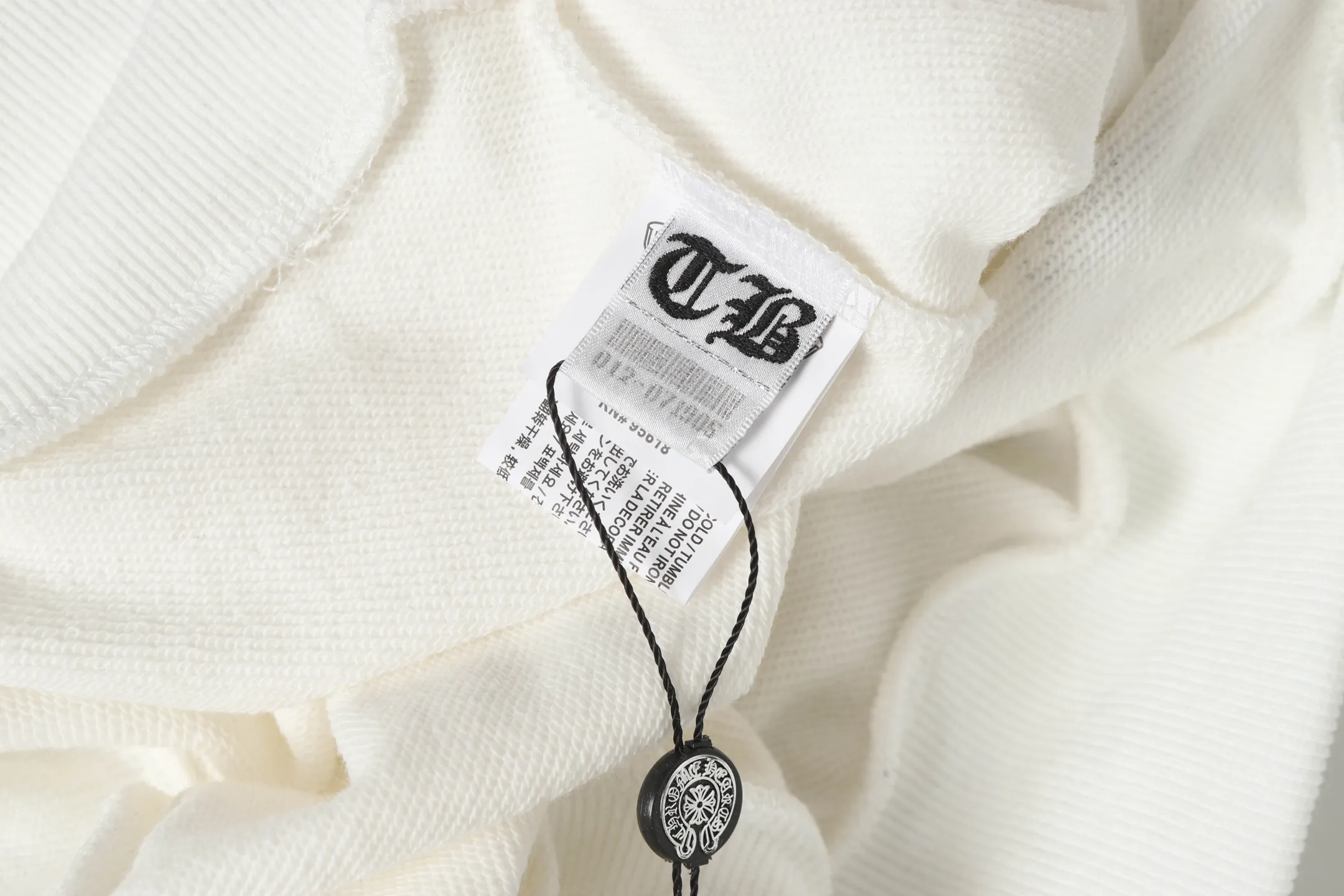 P210 Round neck sweatshirt. Remember to remark sweatshirt when ordering #Y2903 Cross-border running quantity model. Please do not place an order if you pursue perfection. -Chrome Hearts/Chrome Hearts 23ss Sanskrit printed popular round neck sweatshirt -High weight, high density and high quality. The wool is soft, delicate and skin-friendly. Soft and silky to the touch. Excellent warmth and skin-friendliness. -Colour: black white -Size: S M L XL